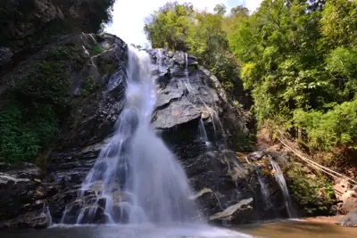 ลานกางเต็นท์น้ำตกแม่เตี๊ยะ อุทยานแห่งชาติออบหลวง รูปที่ 2